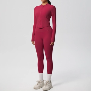 Détail d'un ensemble de yoga avec passe-pouces et legging taille haute en magenta foncé