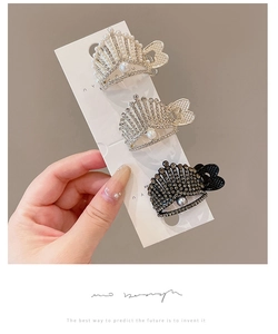 Lot détaillé de trois mini pinces à cheveux couronne avec perles et strass dorés et argentés
