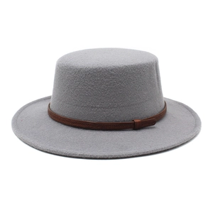 Détail d'un chapeau canotier gris en laine avec ruban marron gaufré et bord plat