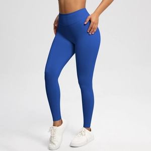 Nahaufnahme der blauen, nahtlosen High-Waist Yoga-Leggings mit elastischer Strickstruktur