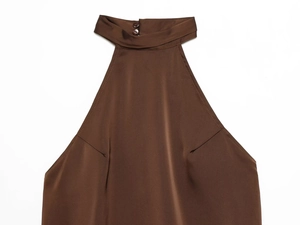 Vue détaillée d'un haut licou en satin marron foncé avec double boutonnage au col