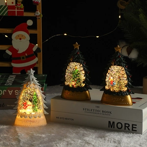 Gros plan de lanternes sapin de Noël LED avec paillettes et finition en résine