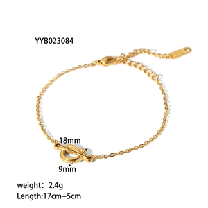 Détail d'un pendentif noeud de coeur doré avec dimensions 18mm par 9mm et fermoir mousqueton