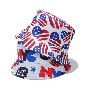 Bob réversible avec motif cœur drapeau USA et imprimé graffiti NYC en rouge et bleu