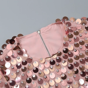 Détail du décolleté en V à paillettes roses avec fermeture éclair invisible au dos