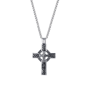 Collier pendentif croix celtique argentée rétro avec gravure de nœuds sur fond blanc