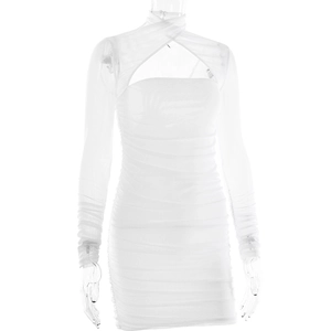 Détails de la mini-robe blanche dos nu avec découpe et manches longues en tulle