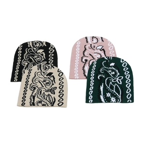 Lot de bonnets en tricot avec motifs paisley en noir, rose, beige et vert foncé élégant