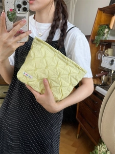 Piccola borsa da trucco giallo chiaro trapuntata con motivo a rombi per cosmetici