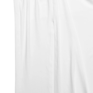 Détail de la fente latérale et des coutures fines à double aiguille sur la robe blanche