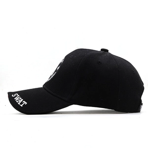 Vue latérale de la casquette tactique noire avec broderie SWAT blanche sur la visière