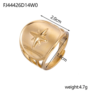Detailed size specifications for gold star ring showing 2.0cm width and 1.8cm diameter