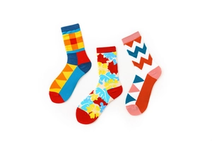 Dettaglio di calze colorate stile pittura a olio con motivi geometrici e floreali a maglia