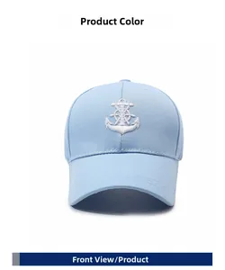 Détail de la casquette en coton bleu clair avec broderie ancre blanche en 3D sur le devant