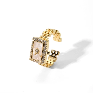 Détail de la bague montre dorée avec bordure en zircon et anneau à maillons en métal
