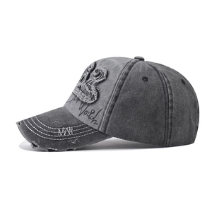 Détail de la casquette grise délavée avec broderie 3D et effet usé sur la visière