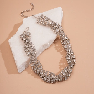 Dettaglio del girocollo largo con strass e chiusura a moschettone con catenella d'argento