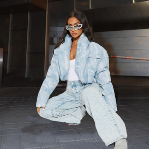 Veste matelassée courte tie-dye bleu clair avec col montant et manches longues
