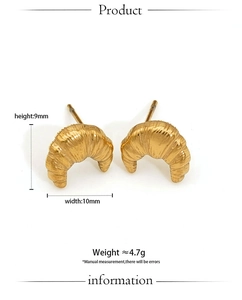 Détail des boucles d'oreilles croissant dorées avec mesures de hauteur, largeur et poids