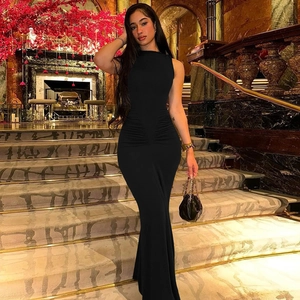 Elegantes, ärmelloses schwarzes Maxikleid in schmaler Passform mit hohem Bund und Rundhals