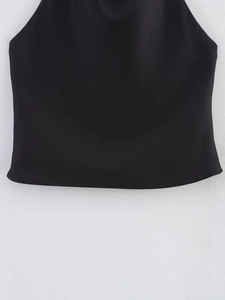 Détail d'un haut licou en satin noir montrant la texture lisse et le fini soyeux