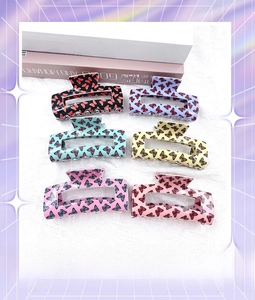 Vue détaillée de six pinces à cheveux carrées colorées avec des motifs de papillons