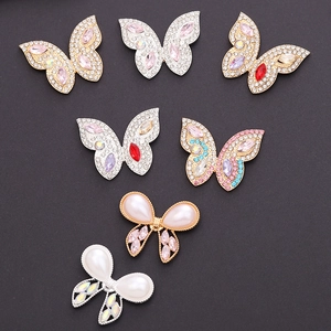 Verschiedene Schmetterling-Schuhanhänger mit Kristallen und Perlen auf Metallbasen