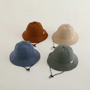 Chapeaux de soleil unis pour enfants en quatre couleurs avec mentonnières réglables