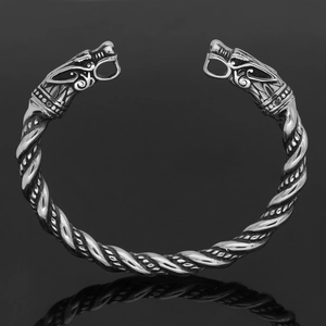 Detailansicht eines silbernen Wikinger-Armreifs aus Edelstahl mit Drachenkopf-Design