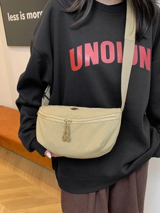 Bolso bandolera de nailon beige en forma de media luna con correa ancha para mujer
