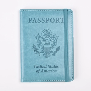 Primer plano de funda de pasaporte en cuero PU azul claro con logo grabado y elástico