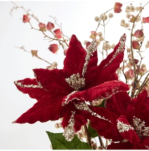 Gros plan d'un poinsettia en velours rouge de 33 cm avec des paillettes dorées de Noël