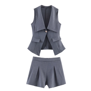 Ensemble deux pièces gris à rayures pour femme avec gilet et short plissé