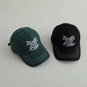 Détail de casquettes vintage pour enfants avec broderie blanche et coutures contrastées
