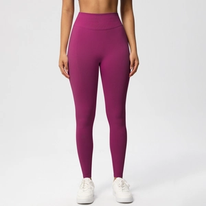 Detailansicht der lila High-Waist Yoga-Leggings mit nahtlosem Push-up Effekt und Bauchkontrolle
