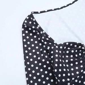 Gros plan détaillé du tissu à pois noir et blanc et des coutures de qualité supérieure
