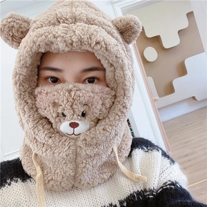 Détail de la capuche d'hiver à oreilles d'ours avec masque coupe-vent intégré