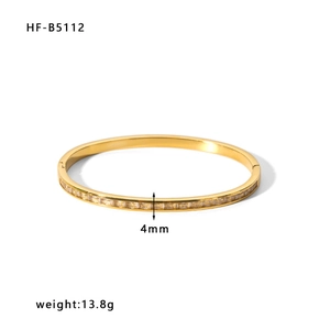 Dettaglio del bracciale in acciaio dorato da 4mm con zirconi cubici a taglio quadrato