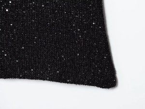 Detailaufnahme von schwarzem Strukturstoff mit glitzernden Pailletten für Mini-Kleider