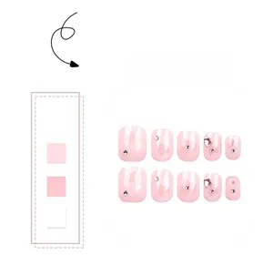 Détail de faux ongles rose avec des strass argentés et des décorations en forme d'étoile