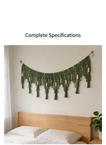 Detail eines waldgrünen Wandbehangs im Boho-Stil mit Baumwollfransen und Holzperlen