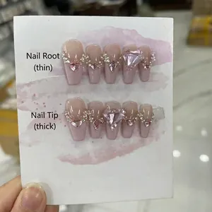 Roze gradiënt kunstnagels set met glinsterende steentjes en roze hartvormige kristallen