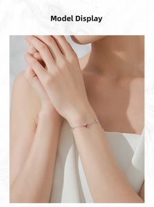 Dettaglio del bracciale a farfalla in argento con gemme marquise rosa e rosso scuro