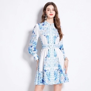 Robe longue fleurie vintage avec col montant, manches bouffantes et ceinture assortie