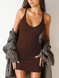 Mini robe moulante marron en maille avec col en V profond et texture côtelée