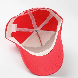 Vue détaillée de la doublure en coton et de l'étiquette d'entretien d'une casquette rouge