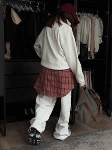 Vue de dos d'une femme en sweat-shirt blanc surdimensionné et pantalon large assorti