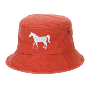Détail de la broderie cheval et de l'œillet métallique sur chapeau bob en toile rouge