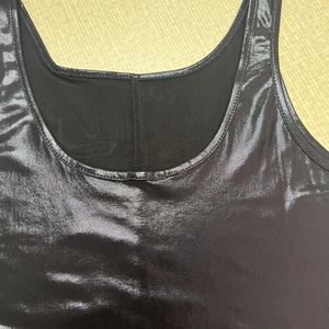 Detail der U-Ausschnitt-Naht an einem schwarzen ärmellosen Kleid mit Metallic-Glanz