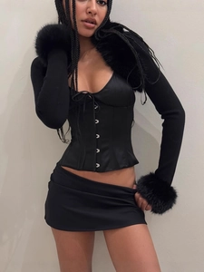 Schwarzes Set mit Satin-Korsett, Minirock und Strickschultertuch mit Pelzbesatz